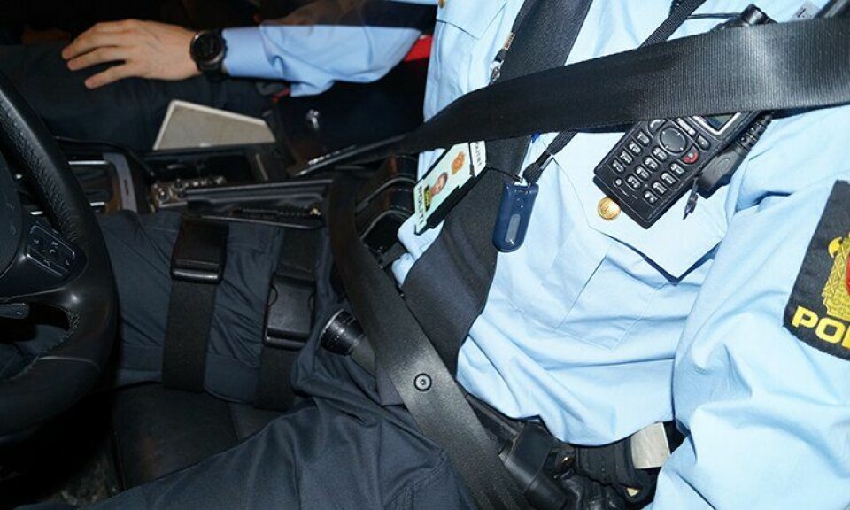 Mange polititjenestemenn er ikke klar over risikoen med å kjøre med sikkerhetsbeltet utenpå eksempelvis nødnettradioen på brystet.