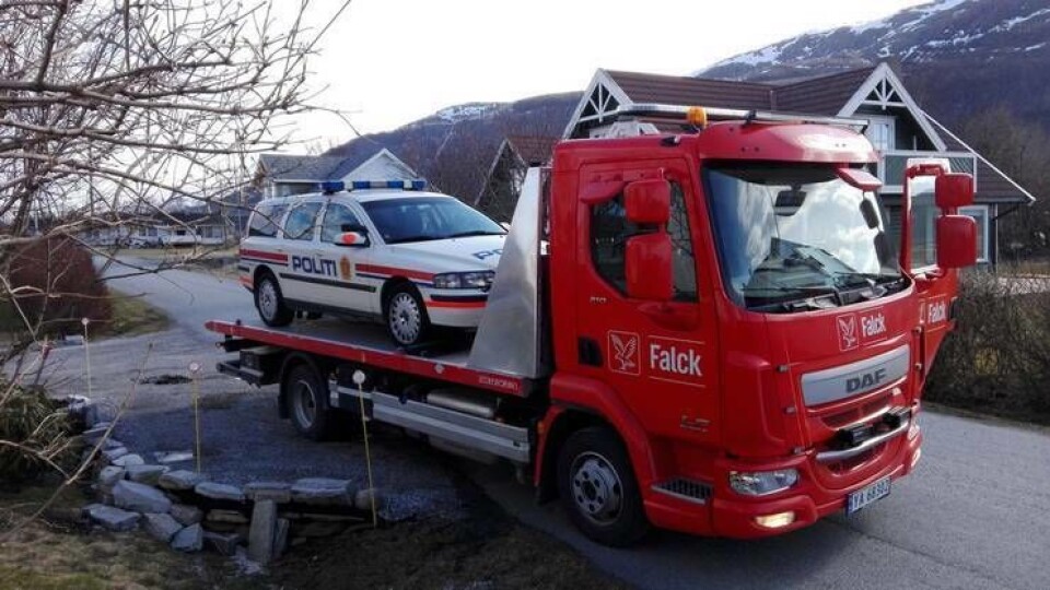 SISTE REIS: Politibilen N3-0 fraktes avgårde med Falck. Det ble 15 år i tjeneste for den trofaste bilen.
