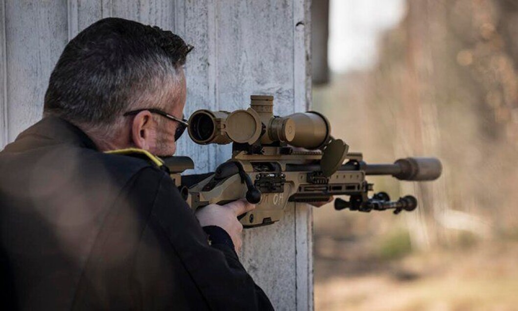 Sondre Wold ved PHS demonstrerer knestående stilling med støtte mot vegg, med det nye skarpskyttervåpenet fra Steyr. Politiets versjon blir sort. Sondre Wold ved PHS demonstrerer knestående stilling med støtte mot vegg, med det nye skarpskyttervåpenet fra Steyr. Politiets versjon blir sort.