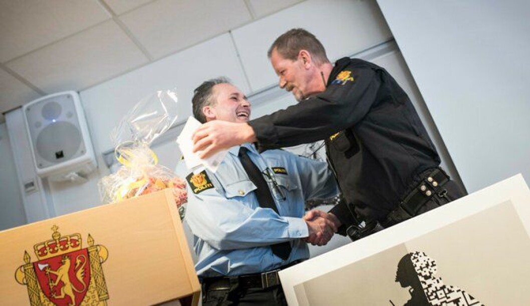 Bård Johansen og Erik Gautefall har jobbet sammen i mange år. Bård overrasket derfor Erik med å samle nesten hele stasjonen til kake og taler, og han holdt selv tale til sin venn og kollega. Bård Johansen og Erik Gautefall har jobbet sammen i mange år. Bård overrasket derfor Erik med å samle nesten hele stasjonen til kake og taler, og han holdt selv tale til sin venn og kollega.