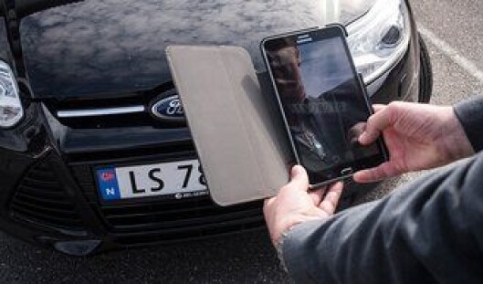Med mobiltelefonen kan politifolk i Nederland skanne bilskilt. Nummeret sjekke direkte opp i den sentrale databasen, og befinner bilen seg på en «blacklist», får politiet beskjed. Med mobiltelefonen kan politifolk i Nederland skanne bilskilt. Nummeret sjekke direkte opp i den sentrale databasen, og befinner bilen seg på en «blacklist», får politiet beskjed.