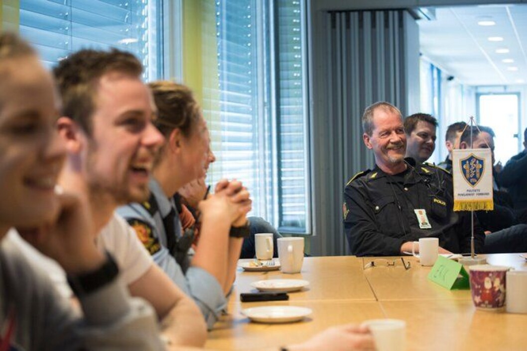 Erik sitter på bord med de yngste på politihuset. Eller, de yngste sitter på bord med ham. Han har alltid vært opptatt av å lære bort til de yngre, og lære av dem, forteller han. Erik sitter på bord med de yngste på politihuset. Eller, de yngste sitter på bord med ham. Han har alltid vært opptatt av å lære bort til de yngre, og lære av dem, forteller han.