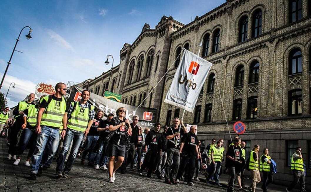 Unio har varslet at nesten 2000 statsansatte blir tatt ut i streik hvis ikke meklingene mellom Staten og Unio, LO og YS fører fram. Mange av dem er politifolk. Unio har varslet at nesten 2000 statsansatte blir tatt ut i streik hvis ikke meklingene mellom Staten og Unio, LO og YS fører fram. Mange av dem er politifolk.