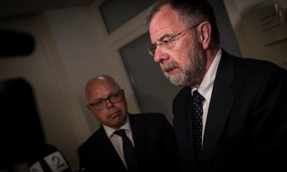 Mekler Richard Saue (til venstre) og riksmekler Nils Dalseide møtte pressen litt over klokka 23.00.