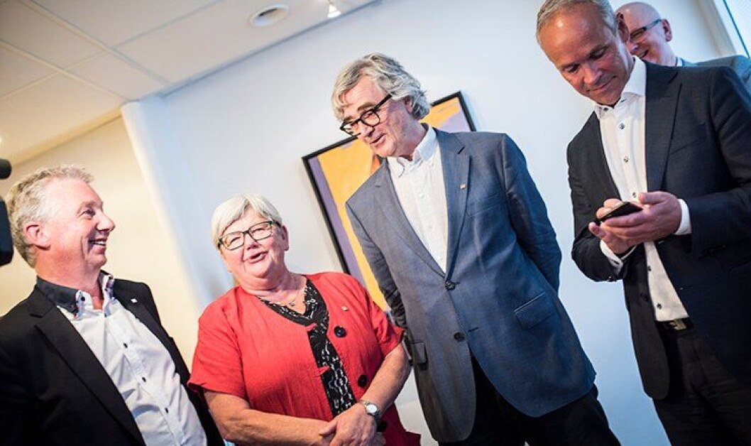 Pål N. Arnesen fra YS, Tone Rønoldtangen fra LO og Petter Aaslestad fra Unio har meklet med Staten, her ved kommunal- og moderniseringsminister Jan Tore Sanner. De møtte pressen halv sju i dag tidlig. Pål N. Arnesen fra YS, Tone Rønoldtangen fra LO og Petter Aaslestad fra Unio har meklet med Staten, her ved kommunal- og moderniseringsminister Jan Tore Sanner. De møtte pressen halv sju i dag tidlig.