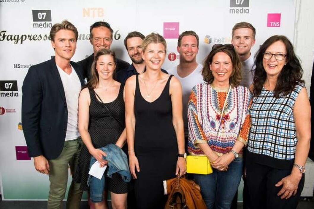 Politiforum med venner på prisutdeling. Bakfra fra venstre: Designer Benjamin Gjerde fra Mediamania, redaktør Ole Martin Mortved fra Politiforum, journalist Erik Inderhaug i Politiforum, politimann og styremedlem i Politiforum Thomas Tveit, journalist Torkjell Trædal. Foran: Hanne Nilsen og Pernille Haga fra Politiets Fellesforbund, annonseselger i Politiforum, Heidi Bjørkedal, og Annbjørg Asphaug fra Politiets Fellesforbund. Politiforum med venner på prisutdeling. Bakfra fra venstre: Designer Benjamin Gjerde fra Mediamania, redaktør Ole Martin Mortved fra Politiforum, journalist Erik Inderhaug i Politiforum, politimann og styremedlem i Politiforum Thomas Tveit, journalist Torkjell Trædal. Foran: Hanne Nilsen og Pernille Haga fra Politiets Fellesforbund, annonseselger i Politiforum, Heidi Bjørkedal, og Annbjørg Asphaug fra Politiets Fellesforbund.