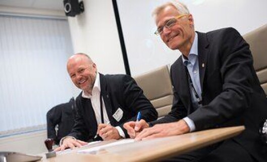 Geir Ruud i Equipnor og Helge Clem, direktør i Politiets Fellestjenester, signerte avtalen. Geir Ruud i Equipnor og Helge Clem, direktør i Politiets Fellestjenester, signerte avtalen.