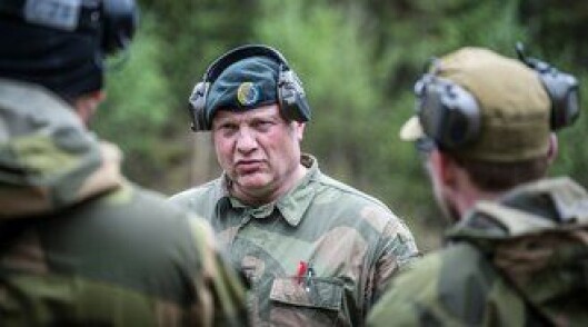 Trond Mostue i Forsvaret instruerer i nærkamp og mindre dødelige våpen. Han utsetter befalet for direkte eksponering av pepperspray. Trond Mostue i Forsvaret instruerer i nærkamp og mindre dødelige våpen. Han utsetter befalet for direkte eksponering av pepperspray.