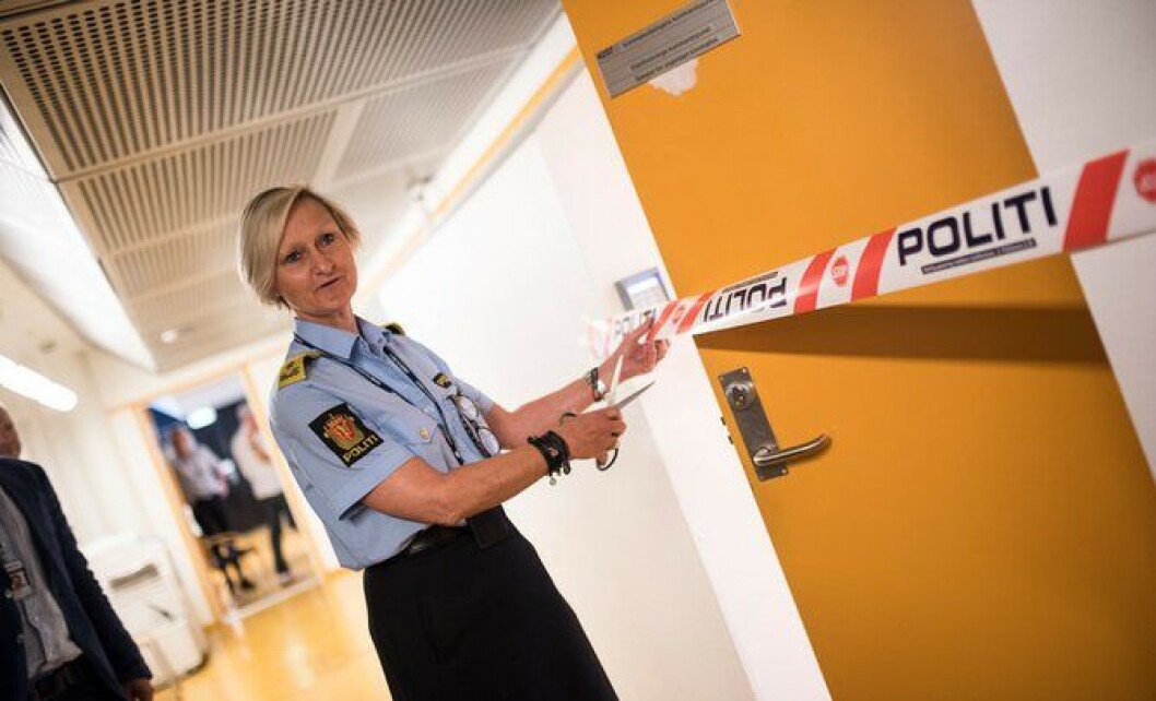 Visepolitimester Gro Smogeli klipper sperrebåndet og åpner kommandopunktet for etterforskning og etterretning. Det markerer et arbeid som har pågått i etterdønningene av 22. juli 2011. Visepolitimester Gro Smogeli klipper sperrebåndet og åpner kommandopunktet for etterforskning og etterretning. Det markerer et arbeid som har pågått i etterdønningene av 22. juli 2011.