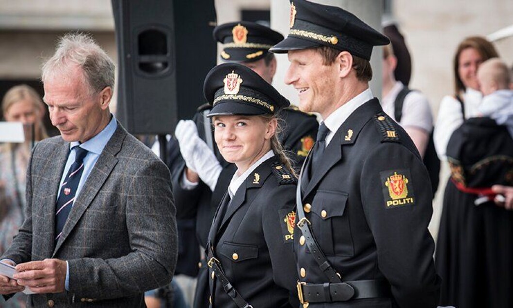 Ingvild Teksle Gurigard og Martin Mogensen fikk pris for beste idrettsstudenter av Per Olaf Nordli i Norges politiidrettsforbund. Ingvild Teksle Gurigard og Martin Mogensen fikk pris for beste idrettsstudenter av Per Olaf Nordli i Norges politiidrettsforbund.