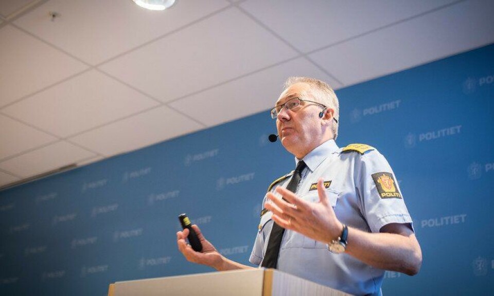 MELLOMLØSNING: Politidirektør Odd Reidar Humlegård la i dag fram Politidirektoratets høringssvar i bbevæpningssaken. POD ønsker ikke generelt bevæpnet politi, men ønsker samtidig at politidistriktene har mulighet til å få områdebevæpning i utsatte og sentrumsnære områder. MELLOMLØSNING: Politidirektør Odd Reidar Humlegård la i dag fram Politidirektoratets høringssvar i bbevæpningssaken. POD ønsker ikke generelt bevæpnet politi, men ønsker samtidig at politidistriktene har mulighet til å få områdebevæpning i utsatte og sentrumsnære områder.