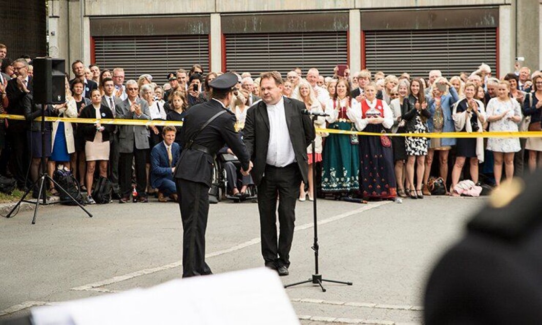 Ivar Flø blir gratulert som årets lærer på PHS av studentrådsleder Eirik Ravndal. Ivar Flø blir gratulert som årets lærer på PHS av studentrådsleder Eirik Ravndal.