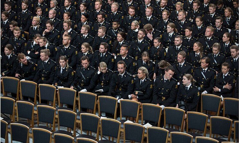 Spente studenter venter på å motta vitnemålet sitt i Oslo rådhus. Spente studenter venter på å motta vitnemålet sitt i Oslo rådhus.