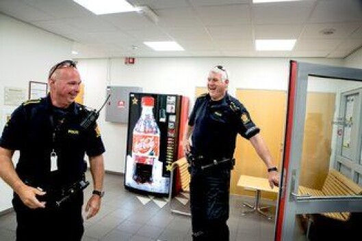 At de to kjenner innbyggerne i Horten så godt som de gjør, bidrar til å senke terskelen for at publikum spør dem om råd, tror Henning og Erik. At de to kjenner innbyggerne i Horten så godt som de gjør, bidrar til å senke terskelen for at publikum spør dem om råd, tror Henning og Erik.