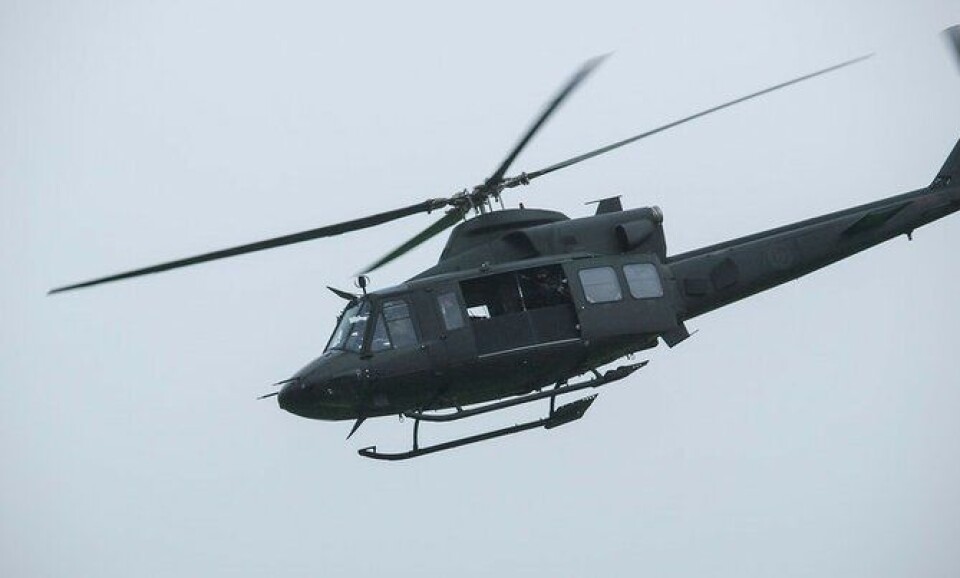Fra helikopteret fra Forsvaret kan skarpskytterne i Delta dekke mannskapene på bakken.