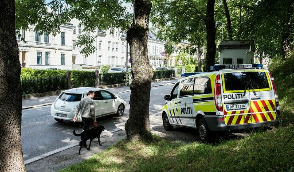 En politibil har stoppet utenfor den israelske ambassaden, midt i ambassadestrøket i Parkveien i Oslo. Politiet bruker mange årsverk på å vokte ambassadene.