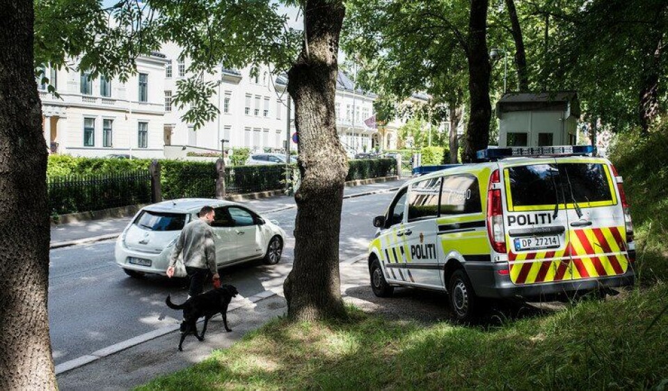 En politibil har stoppet utenfor den israelske ambassaden, midt i ambassadestrøket i Parkveien i Oslo. Politiet bruker mange årsverk på å vokte ambassadene. En politibil har stoppet utenfor den israelske ambassaden, midt i ambassadestrøket i Parkveien i Oslo. Politiet bruker mange årsverk på å vokte ambassadene.