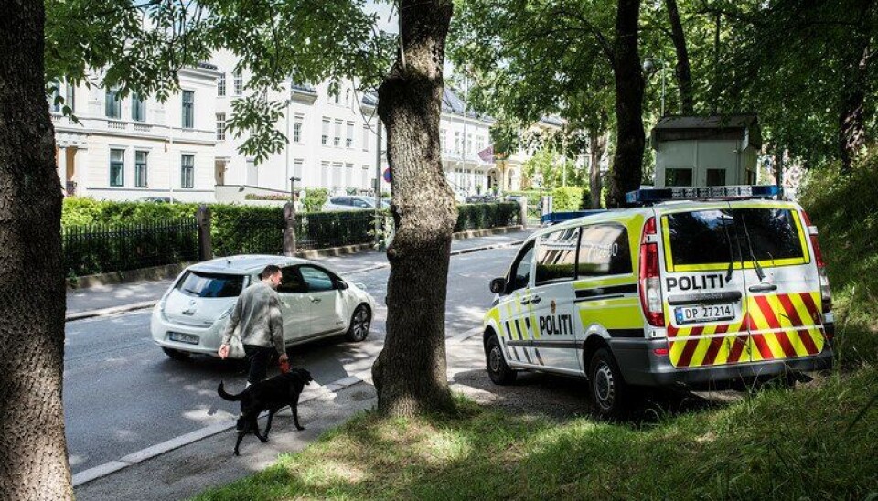 FRYKT FOR NEDBEMANNING: Oslos byrådsleder Raymond Johansen (Ap) frykter mulig nedbemanning i Oslo politidistrikt som en følge av en anstrengt ressurssituasjon. Her en uniformert patruljebil utenfor den israelske ambassaden i ambassadestrøket i Parkveien i Oslo.