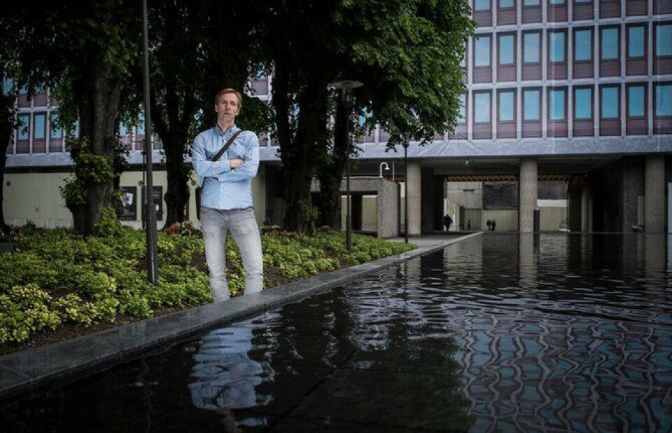 - Politibetjentene på land fikk ordre om å observere, og i politiet følger du ordre, sier Renå. 22. juli-rapporten gikk imidlertid langt i å si at de burde handlet.