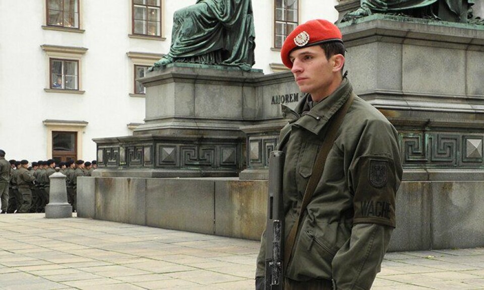 En østerriksk soldat holder vakt.