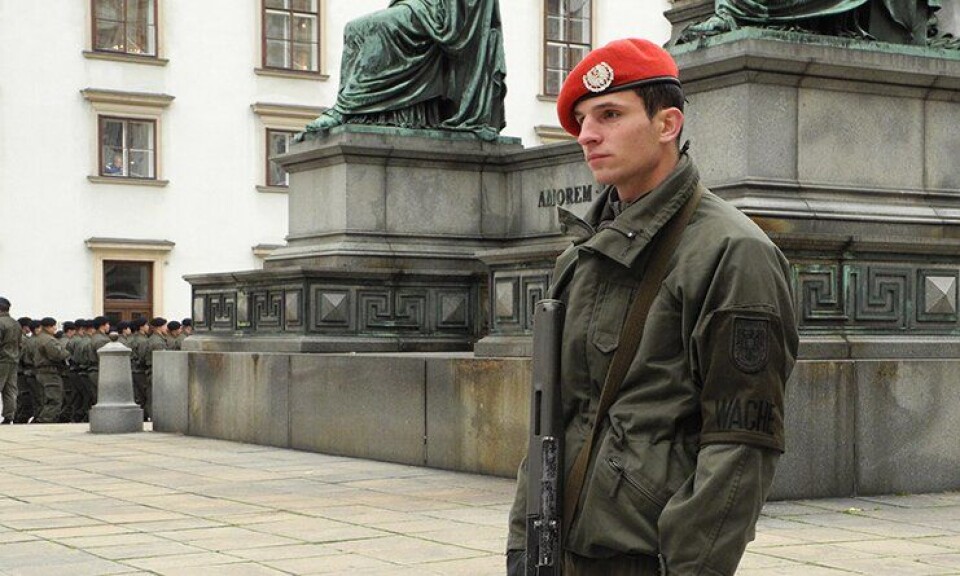 En østerriksk soldat holder vakt. En østerriksk soldat holder vakt.