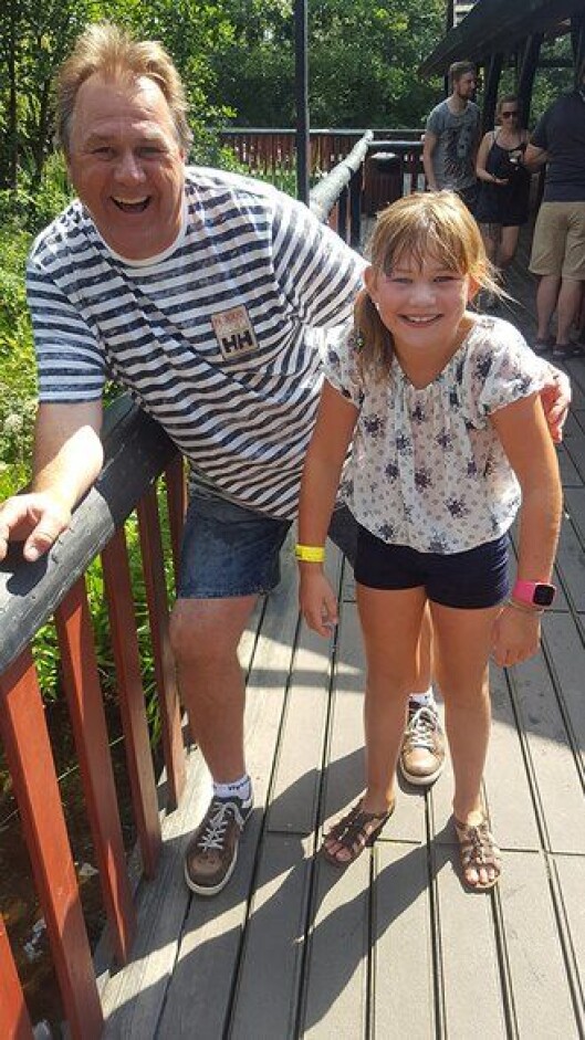 PÅ FERIE: - Her har jeg hatt en våt tur i tømmerrenna på Djurs Sommarland i Danmark sammen med min datter Heidi, beskriver Svang. PÅ FERIE: - Her har jeg hatt en våt tur i tømmerrenna på Djurs Sommarland i Danmark sammen med min datter Heidi, beskriver Svang.