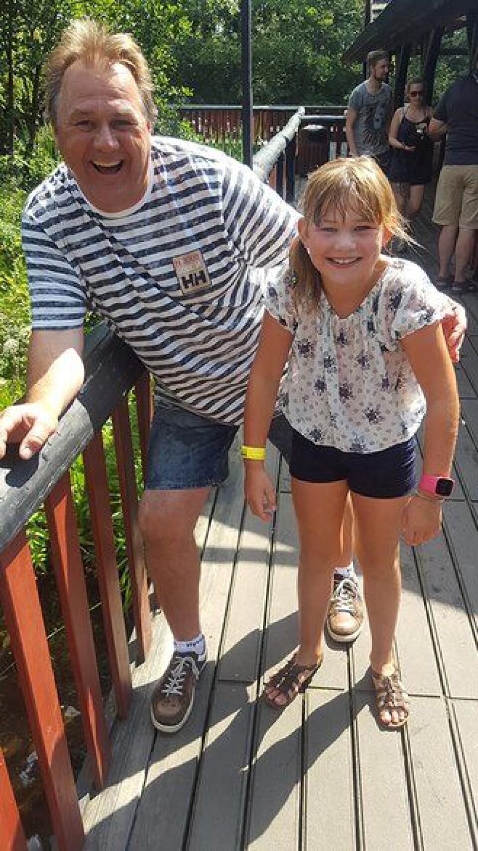 PÅ FERIE: - Her har jeg hatt en våt tur i tømmerrenna på Djurs Sommarland i Danmark sammen med min datter Heidi, beskriver Svang.