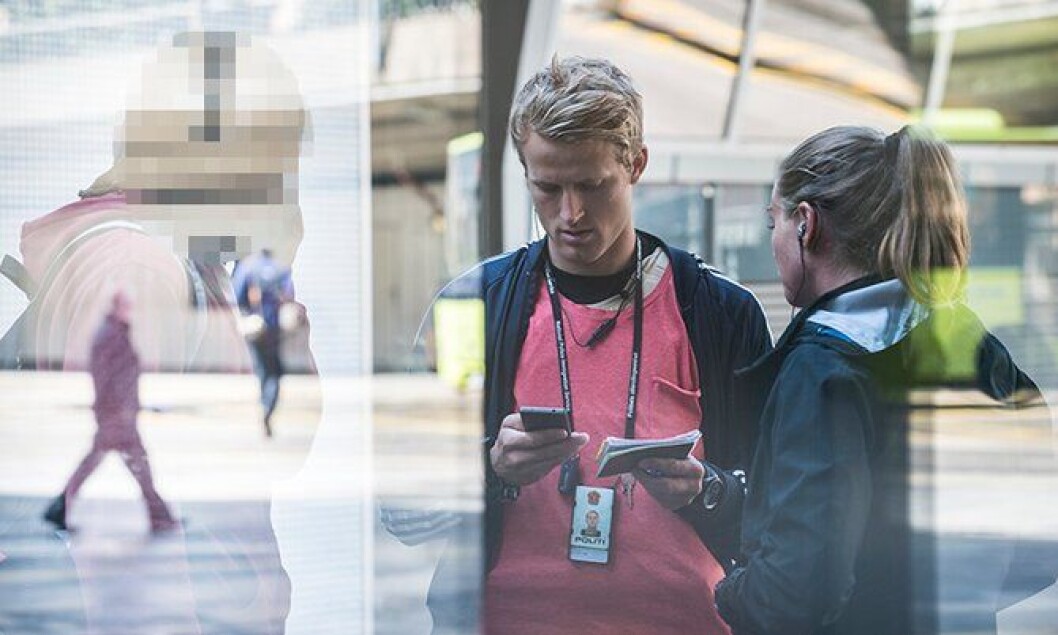 To betjenter fra PU gjennomfører utlendingskontroll i Oslo. To betjenter fra PU gjennomfører utlendingskontroll i Oslo.