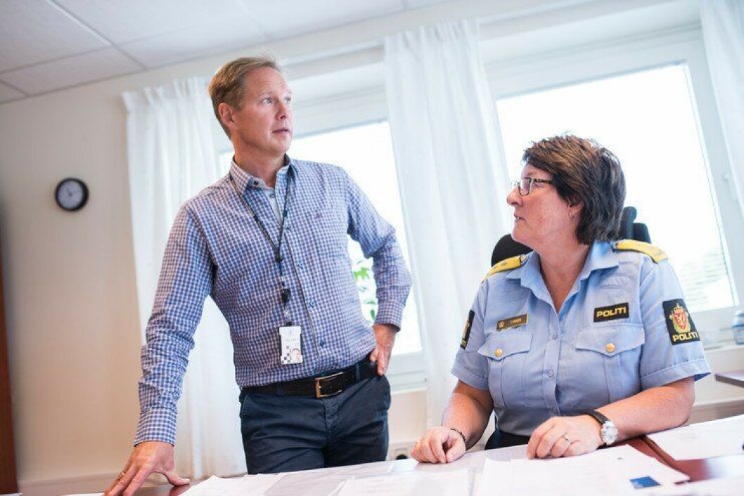 Jan Tore Hagnes leder Prosjekt nye politidistrikter i Nordland politidistrikt. To dører bortenfor politimester Tone Vangen, prøver han å få kabalen for det nye distriktet til å gå opp. Jan Tore Hagnes leder Prosjekt nye politidistrikter i Nordland politidistrikt. To dører bortenfor politimester Tone Vangen, prøver han å få kabalen for det nye distriktet til å gå opp.