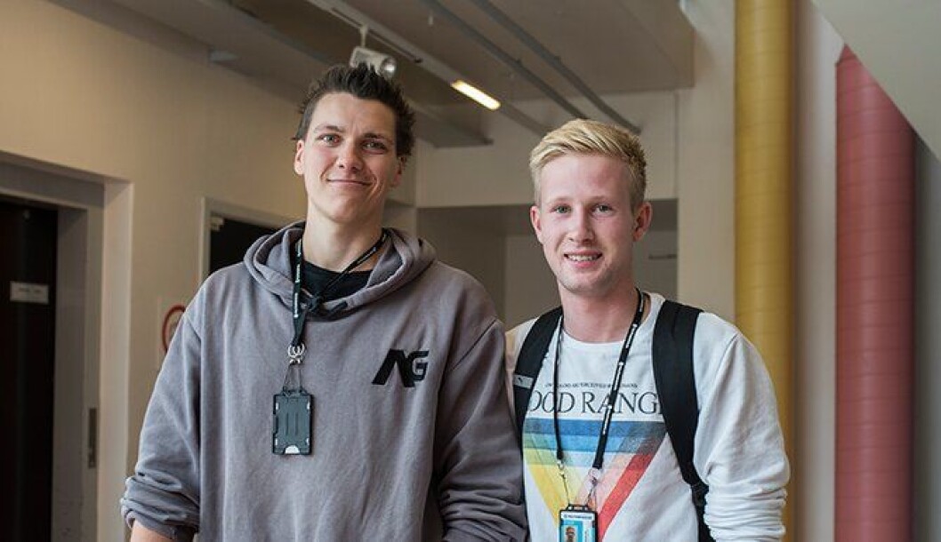 Eirik Undall Stormoen (21) og Stian Neverdal Sell (21) er fornøyde med å få høre virkelige historier fra politifolkene i Bodø. Eirik Undall Stormoen (21) og Stian Neverdal Sell (21) er fornøyde med å få høre virkelige historier fra politifolkene i Bodø.