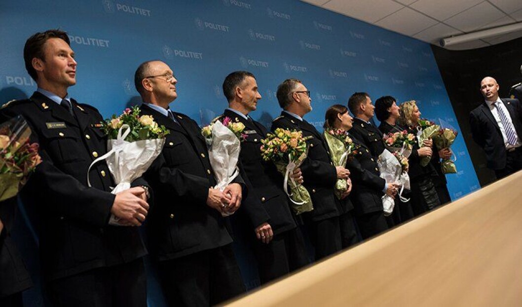 Justisminister Anders Anundsen (helt til høyre) ansatte blant annet politimester Steven Hasseldal (helt til venstre) i fjor vinter. Nå mener han Hasseldal har gjort en for dårlig jobb når passkøene har vært lange. Justisminister Anders Anundsen (helt til høyre) ansatte blant annet politimester Steven Hasseldal (helt til venstre) i fjor vinter. Nå mener han Hasseldal har gjort en for dårlig jobb når passkøene har vært lange.