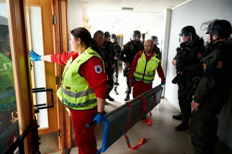 Politi og ambulanse øver sammen under en PLIVO-øvelse. Ambulansens behov for beskyttelse av politiet er ikke regulert av det nye rundskrivet, som kun omhandler transport av politifolk, når politiet ikke kommer fram selv.