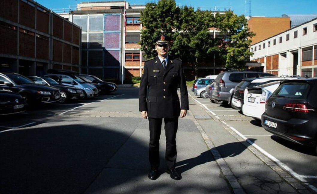 Tor Tanke Holm er assisterende rektor på PHS. Her i T1-uniformen, som han og studenter bruker på jobb og studier. Ofte brukes den uten T1-jakka. Tor Tanke Holm er assisterende rektor på PHS. Her i T1-uniformen, som han og studenter bruker på jobb og studier. Ofte brukes den uten T1-jakka.
