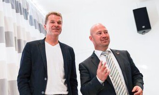 PF-leder Sigve Bolstad og justisminister Anders Anundsen i hyggelig passiar, etter at sistnevnte lanserte en budsjettoverraskelse. PF-leder Sigve Bolstad og justisminister Anders Anundsen i hyggelig passiar, etter at sistnevnte lanserte en budsjettoverraskelse.