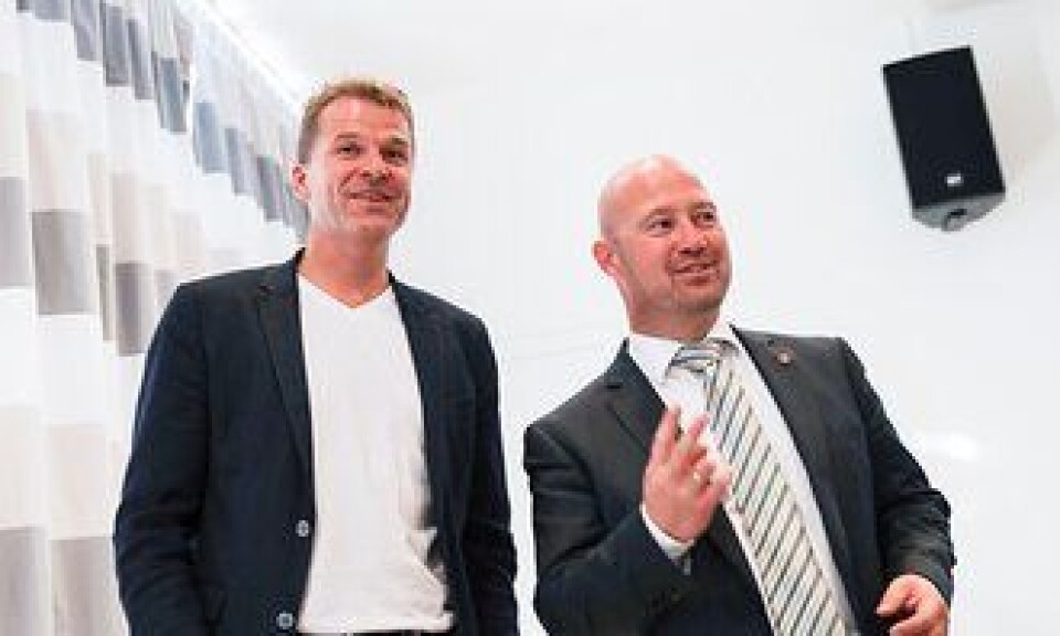 PF-leder Sigve Bolstad og justisminister Anders Anundsen i hyggelig passiar, etter at sistnevnte lanserte en budsjettoverraskelse.