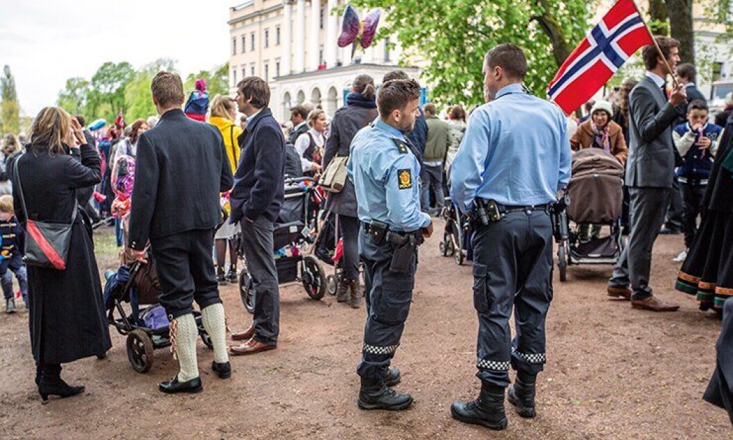 Politiet bar våpen i 14 måneder. Studentene bak masteroppgaven mener man også burde rapportert om de tilfellene der bevæpningen bidro positivt. Politiet bar våpen i 14 måneder. Studentene bak masteroppgaven mener man også burde rapportert om de tilfellene der bevæpningen bidro positivt.