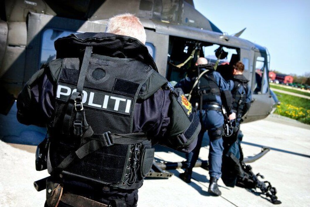 Politiet på vei inn i et Bell-helikopter fra Forsvaret. I framtiden kan det bli raskere vei for politiet til bistanden fra Forsvaret. Politiet på vei inn i et Bell-helikopter fra Forsvaret. I framtiden kan det bli raskere vei for politiet til bistanden fra Forsvaret.