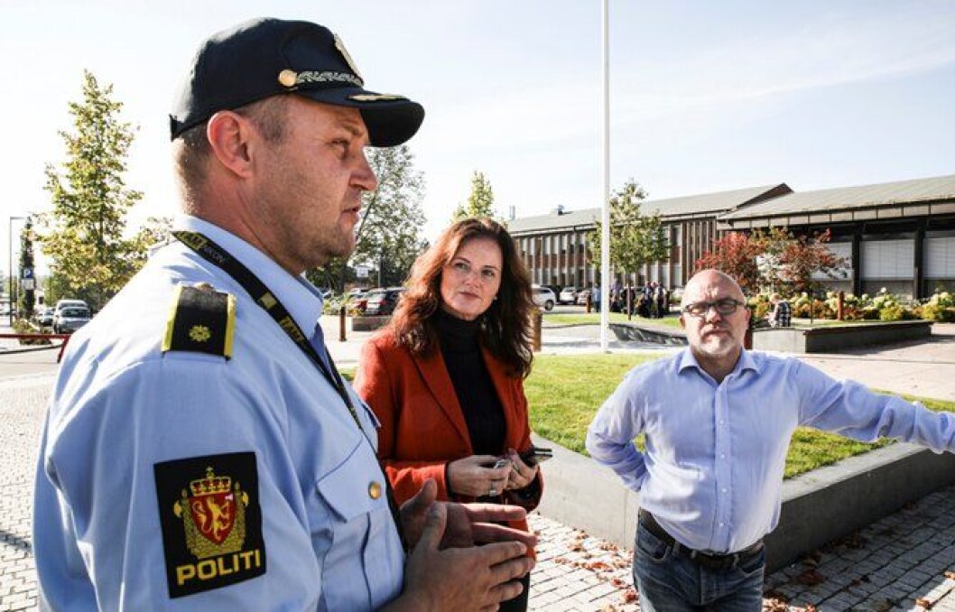 Liv Gustavsen og Kjell Jevne, kommunestyrerepresentanter for henholdsvis Frp og Høyre, vil gjerne ha et ord med politiførstebetjenten. Liv Gustavsen og Kjell Jevne, kommunestyrerepresentanter for henholdsvis Frp og Høyre, vil gjerne ha et ord med politiførstebetjenten.
