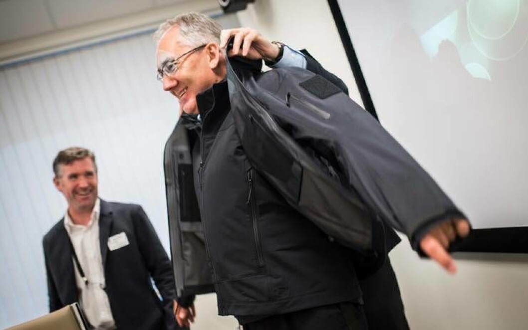 Politidirektør Odd Reidar Humlegård under presentasjonen av den nye politijakka. Politiforum skrev i en tidligere versjon av denne saken at også Politidirektoratets (POD) ansatte skal få nye jakker. POD har ikke tatt denne beslutningen ennå. Politidirektør Odd Reidar Humlegård under presentasjonen av den nye politijakka. Politiforum skrev i en tidligere versjon av denne saken at også Politidirektoratets (POD) ansatte skal få nye jakker. POD har ikke tatt denne beslutningen ennå.