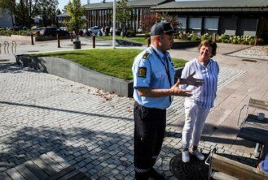 Venstres 2. vara til kommunestyret strener over torget for å snakke med politimannen. - Hvem skal vi stole på? spør hun. Venstres 2. vara til kommunestyret strener over torget for å snakke med politimannen. - Hvem skal vi stole på? spør hun.