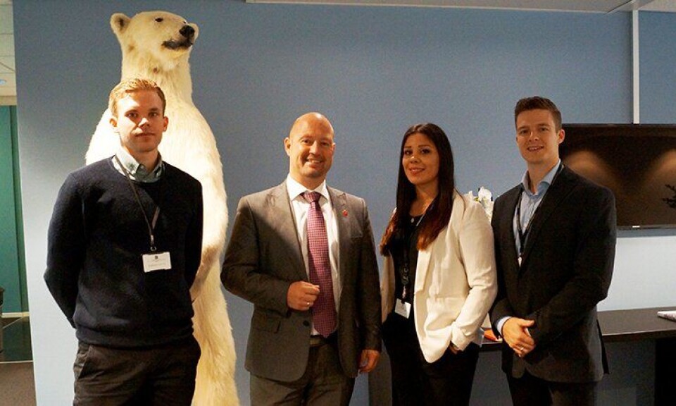 Fra venstre: PF-studentenes avtroppende leder Fredrik Svendby Engen, justis- og beredskapsminister Anders Anundsen (Frp), nestleder Elisa Josefina Cabrera Hugvik og styremedlem Christopher Amundsen. Fra venstre: PF-studentenes avtroppende leder Fredrik Svendby Engen, justis- og beredskapsminister Anders Anundsen (Frp), nestleder Elisa Josefina Cabrera Hugvik og styremedlem Christopher Amundsen.