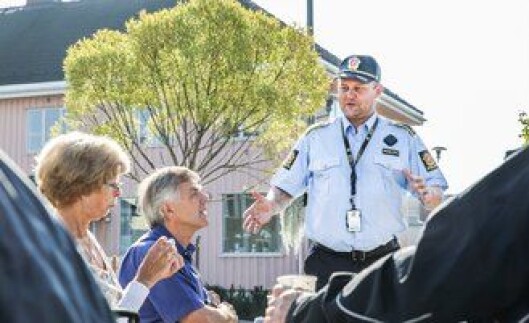 Politikerne på torget er lutter øre når Vidar Aasvangen forteller hvordan han opplever det. Politikerne på torget er lutter øre når Vidar Aasvangen forteller hvordan han opplever det.
