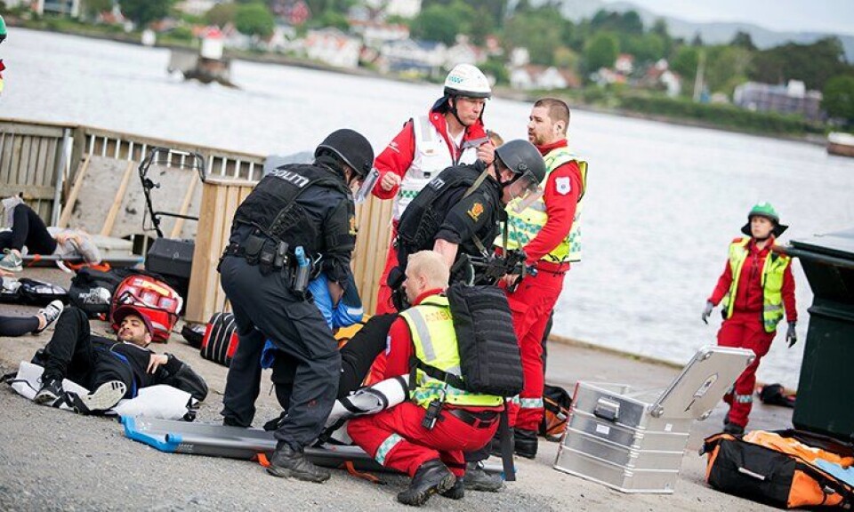 – PLIVO er jo en politioperasjon. Men den forskyver også ansvar. Når vi åpner døren for det, må vi finne ut hvor grensen skal gå. Hvor langt er brann- og helsepersonell villige til å gå i å ta ut kriminelle for å redde liv? spør Tore Walden. Her fra en tidligere øvelse på en øy i Oslofjorden.