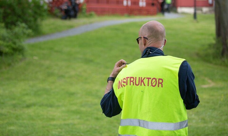 Instruktører hjelper studenter og politifolk gjennom opplæring og videreutdanning. Nå vil de ha pengene de er lovet også.