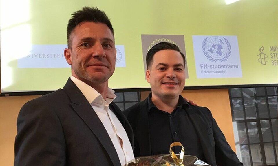 Robin Schaefer og Pascual Strømsnæs, leder i Amnestys studentlag i Bergen, da sistnevnte tildelte Schaefer prisen i går.
