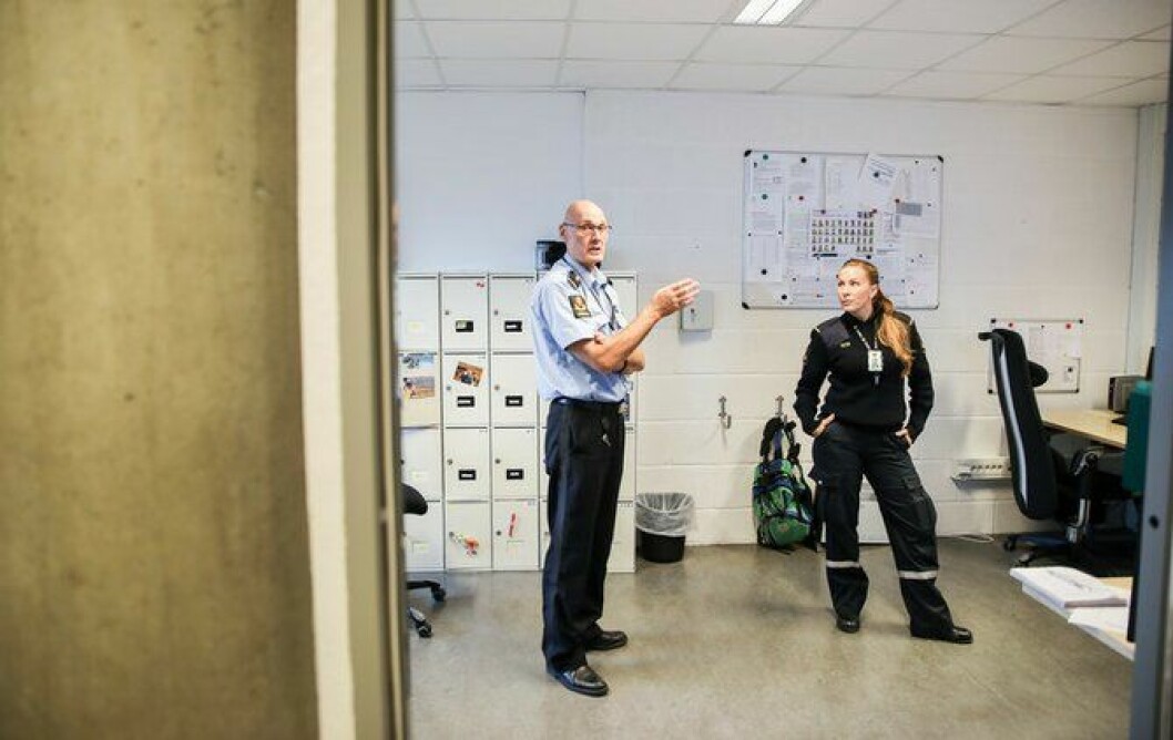 Helge Busch Iversen og Ida Carin Dahl i arresten, mener den nye teknologien de tester ut er til trygghet for innsatte og ansatte.