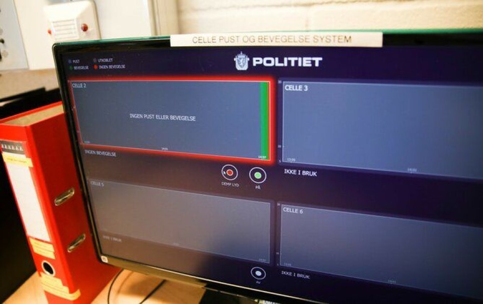 "Ingen pust eller bevegelse". Alarmen går i vaktrommet i arresten.
