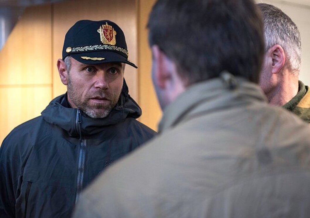 Helge Mehus i samtale med folk fra Forsvaret. Samarbeidet er godt, mener han. Helge Mehus i samtale med folk fra Forsvaret. Samarbeidet er godt, mener han.