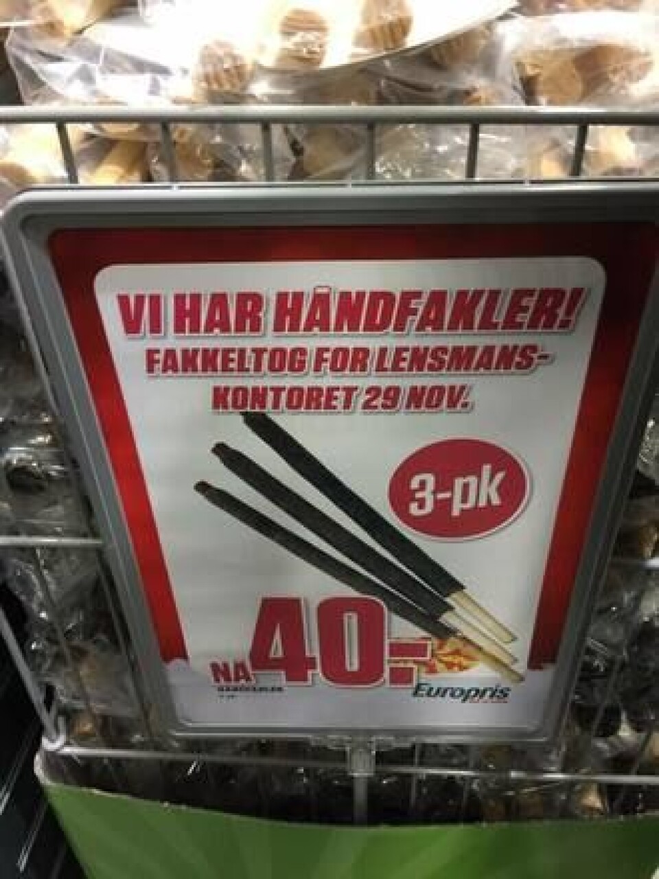 Fakler selges på tilbud på Årnes.