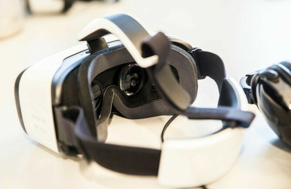 Inne i brillene blir brukerne tatt med inn i en virtuell virkelighet. Opplevelsen føles virkelighetsnær.